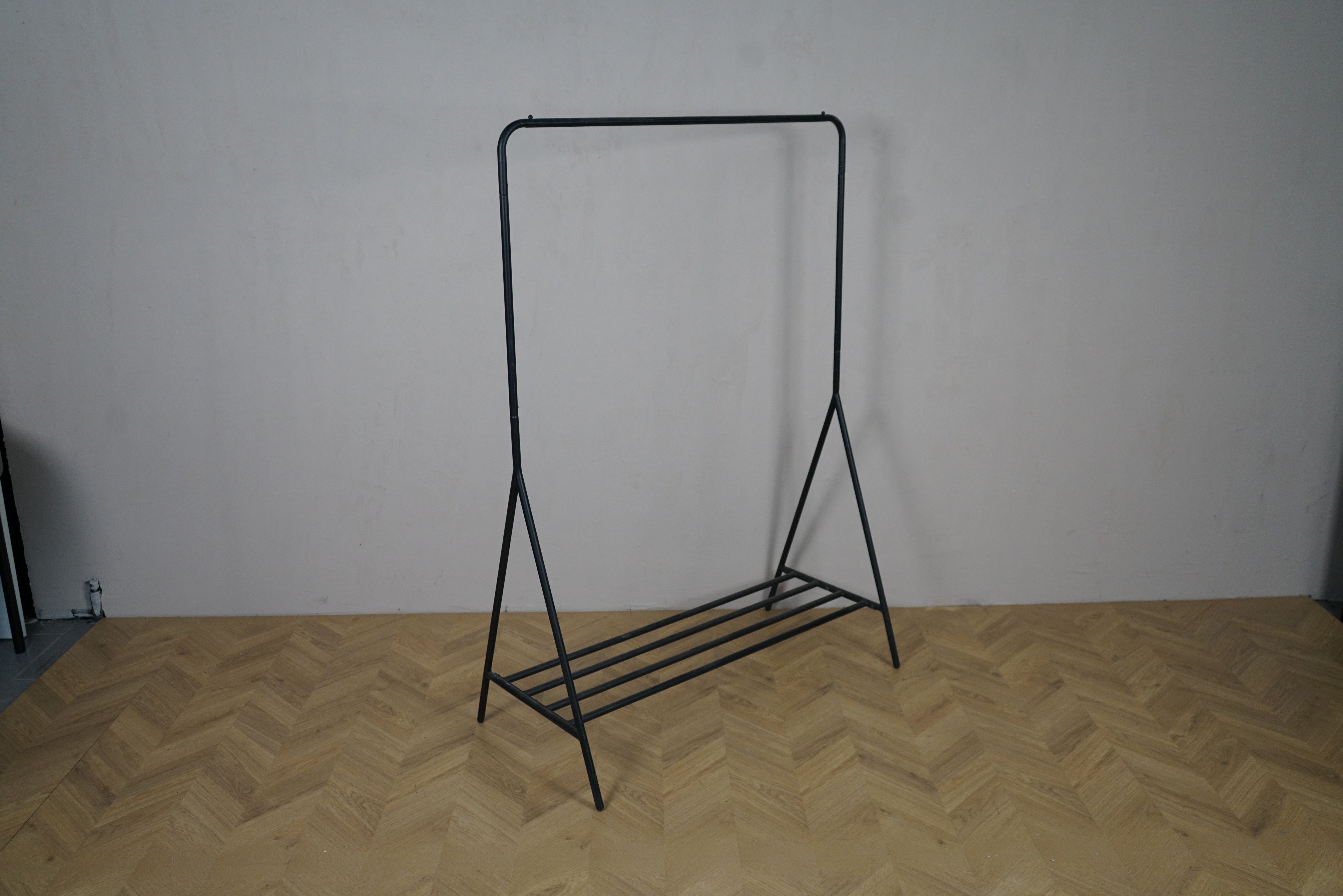 Sort tøjstativ med hylde set forfra – minimalistisk og praktisk design